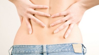 Почему болит низ спины у женщин посередине причины